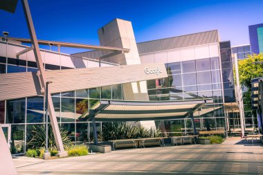Mountain View, Ca/Amerika Birleşik Devletleri - 21 Mayıs 2018: Bina, Google ve ana şirket alfabe Inc Şirket Merkezi kompleksinin bir Googleplex dış görünümünü. 