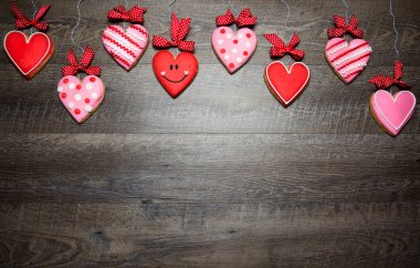 Kalp Kurabiye rustik ahşap arka plan üzerinde Saint Valentine's Day için şeklinde. Sevgiliye arka plan