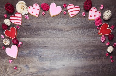 Kalp Kurabiye rustik ahşap arka plan üzerinde Saint Valentine's Day için şeklinde. Sevgiliye arka plan