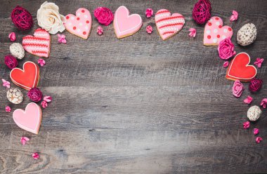 Kalp Kurabiye rustik ahşap arka plan üzerinde Saint Valentine's Day için şeklinde. Sevgiliye arka plan