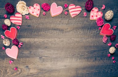 Kalp Kurabiye rustik ahşap arka plan üzerinde Saint Valentine's Day için şeklinde. Sevgiliye arka plan