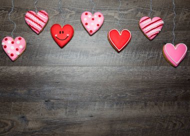 Kalp Kurabiye rustik ahşap arka plan üzerinde Saint Valentine's Day için şeklinde. Sevgiliye arka plan