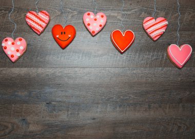 Kalp Kurabiye rustik ahşap arka plan üzerinde Saint Valentine's Day için şeklinde. Sevgiliye arka plan