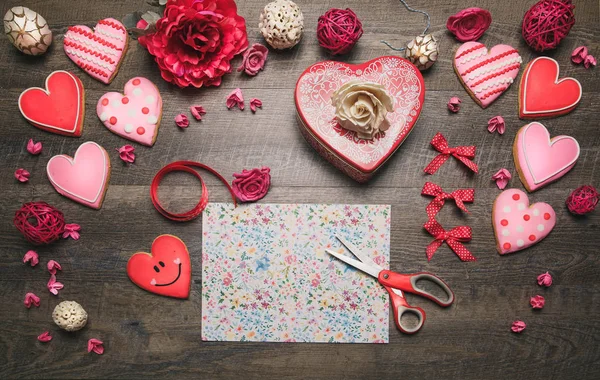 Hartvormige Koekjes Een Rustieke Houten Achtergrond Voor Saint Valentine Day — Stockfoto