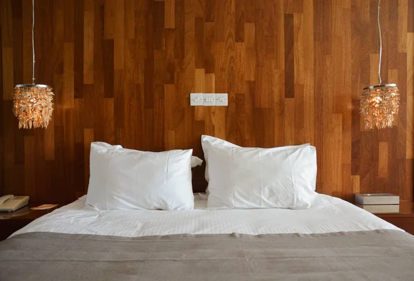 Lyxhotell säng med vita lakan och kuddar Royaltyfria Stockbilder