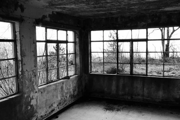 Abandoned House in the Forest with Broken Windows — Stock Photo, Image