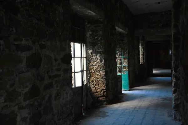 Ein verlassenes Gruselhotel im Dunkeln — Stockfoto