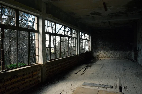 Un hôtel fantôme abandonné dans le noir Photo De Stock