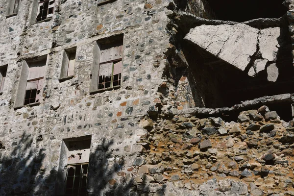 Terk Edilmiş Eski Taş Düşen Otel Yapımı 