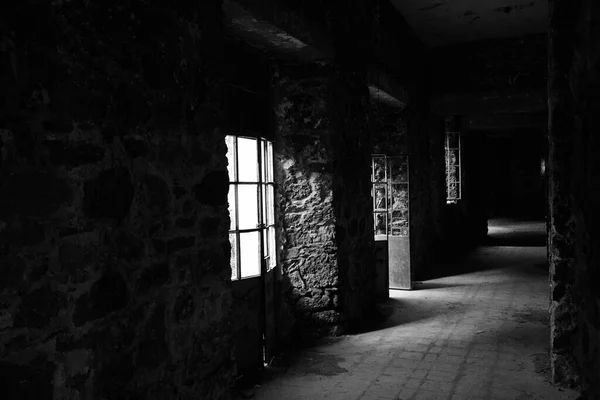 Terk Edilmiş Bir Korku Otelinin Siyah ve Beyaz Fotoğrafı