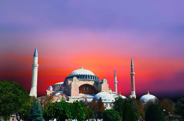 Arka planda dramatik Mor Gökyüzü ile Ayasofya