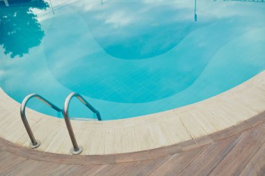 Gündüz vakti Boş Yüzme Havuzu Bir Merdiven ile