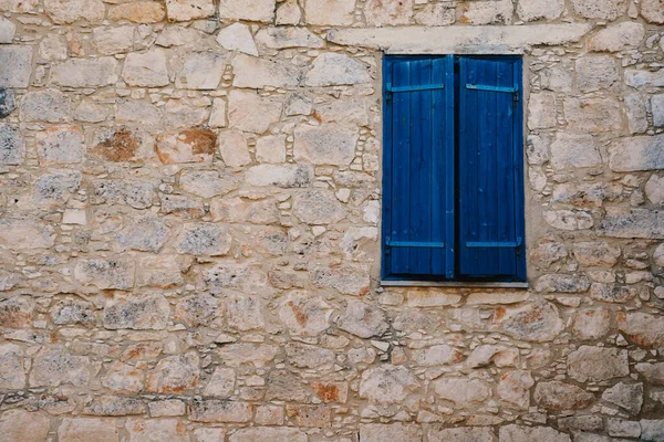 Gammal tegelfasad med fönster i den grekiska byn Stockbild