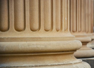 Taştan yapılma Antik Sütunlar İstikrar ve Büyümeyi Gösteriyor.