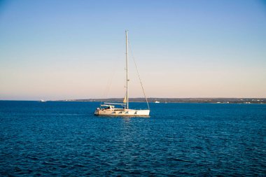 Akdeniz 'de yelken açan bir yatın görüntüsü. Lüks yaşam tarzı.