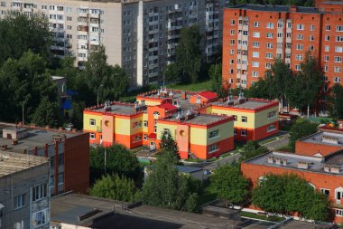 Şehir yukarıdan, binalar ve sokaklar