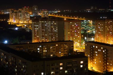 Gece bir şehir manzarası