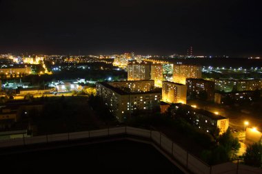 Gece bir şehir manzarası