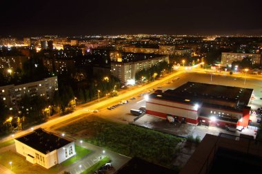 Gece bir şehir manzarası
