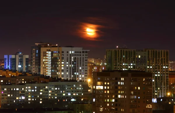 Pleine Lune Dans Les Nuages Ville Bâtiments Grande Hauteur Haut — Photo