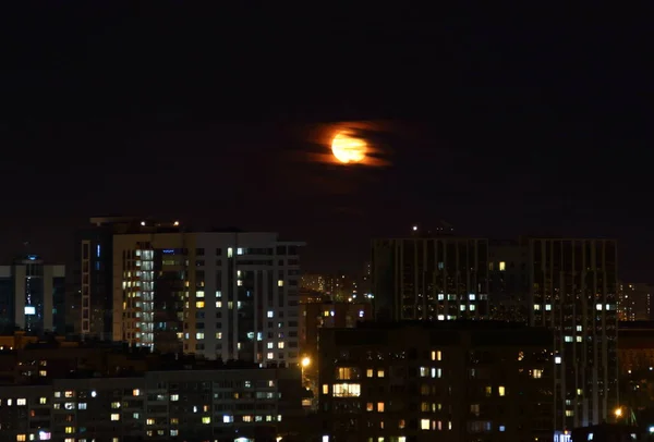 Luna Llena Las Nubes Ciudad Edificios Gran Altura Desde Arriba — Foto de Stock