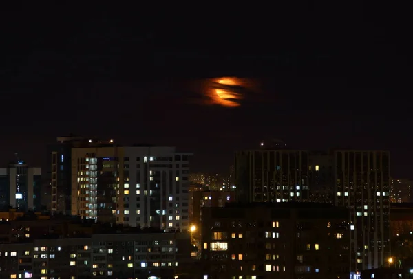 Lua Cheia Nas Nuvens Cidade Edifícios Altos Cima Primeiro Plano — Fotografia de Stock