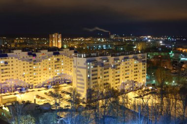 Gece şehir manzarayı aydınlatıyor.