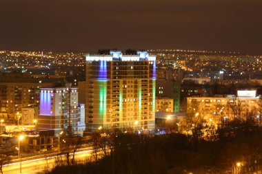 Gece şehir ışıkları yukarıdan çekiliyor.