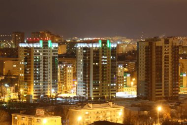 Gece şehir ışıkları yukarıdan çekiliyor.
