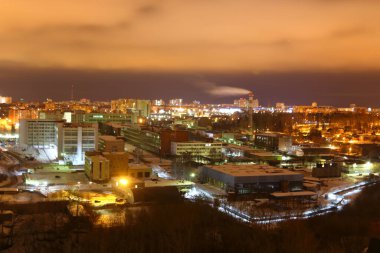 Gece şehir ışıkları yukarıdan çekiliyor.