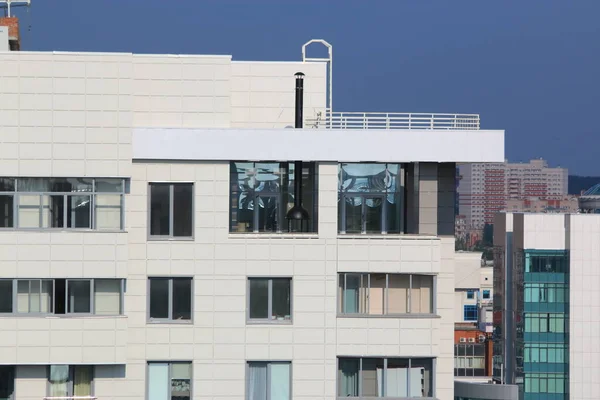 Konut binasının pencerelerinin yakın görüntüsü