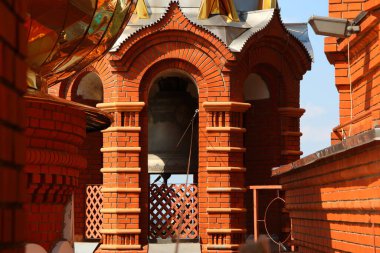 Kırmızı tuğla kilise çan kulesi