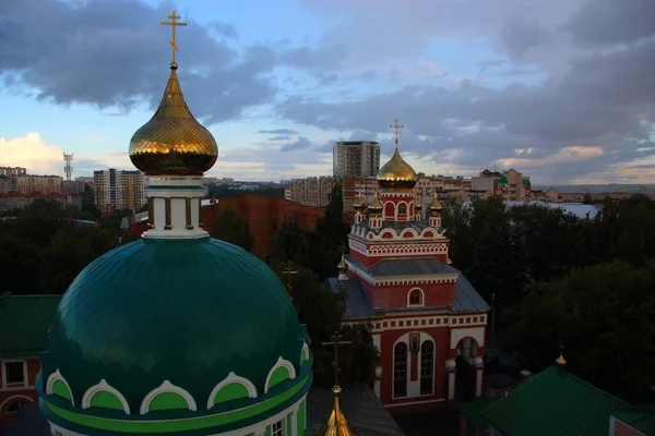 Iglesia Verde Con Cúpulas Doradas — Foto de Stock