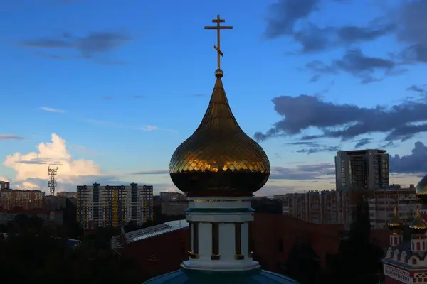 教堂俯瞰全城的金色圆顶 — 图库照片