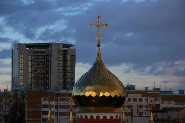 Cúpulas Douradas Igreja Com Vista Para Cidade — Fotografia de Stock