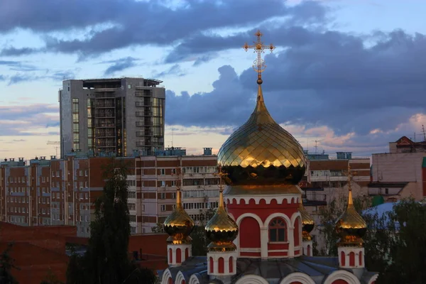 Cúpulas Douradas Igreja Com Vista Para Cidade — Fotografia de Stock