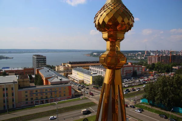 Goldene Kuppeln Der Kirche Mit Blick Auf Die Stadt — Stockfoto