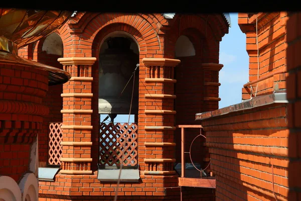 赤レンガ教会の鐘楼 — ストック写真