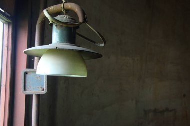 Odadaki eski tarz metal lamba.