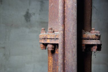 Kavşakta vidalarla metal kiriş var.