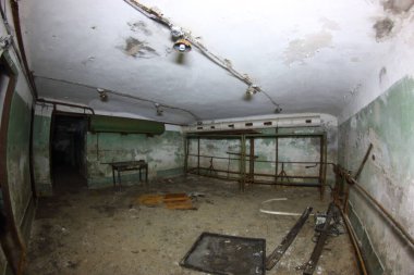 Terk edilmiş bir sığınağın odaları