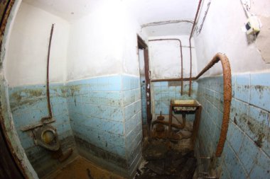 Terk edilmiş bir sığınağın odaları