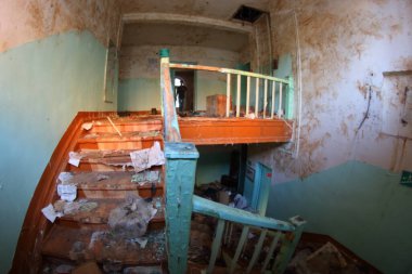 Binada terk edilmiş odalar