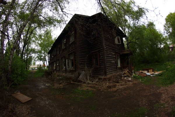 老旧的两层木房子 — 图库照片