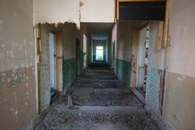 Aletleri olan terk edilmiş bir fabrika.