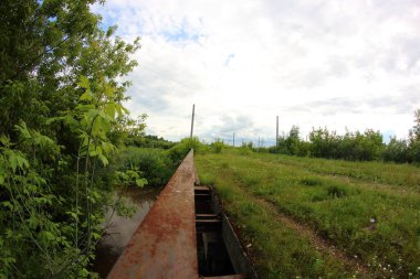 Nehrin üzerindeki eski çimenli köprü