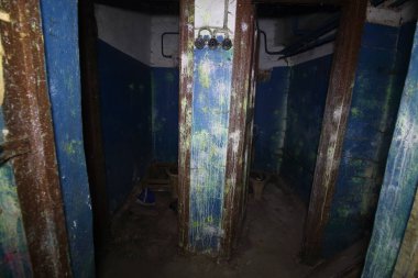 Terk edilmiş bir sığınağın odaları