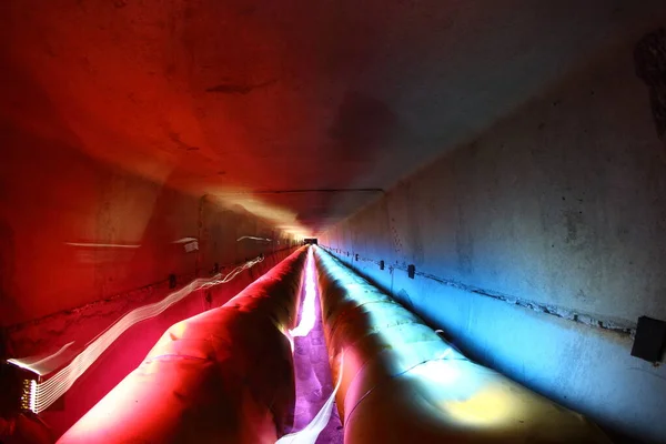 Tubos Esgoto Subterrâneos Com Iluminação — Fotografia de Stock
