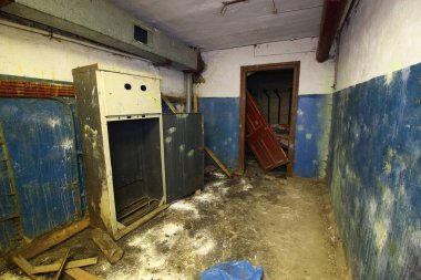 Terk edilmiş bir sığınağın odaları
