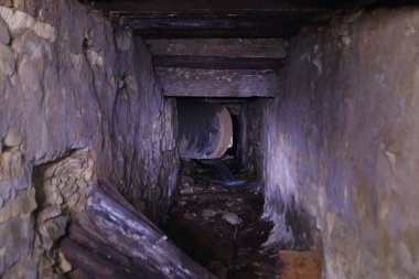 Taş duvarlı yeraltı tüneli